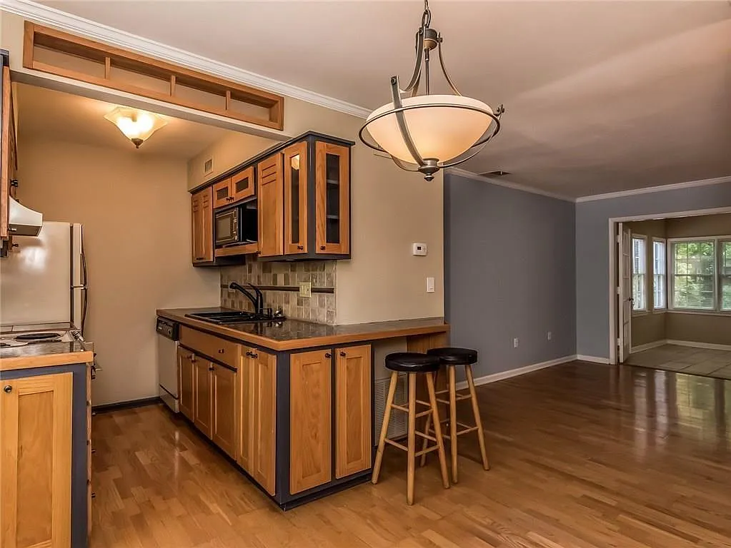 1 bed, 1.0 bath, 812 sqft, $1,700 — Photo 2