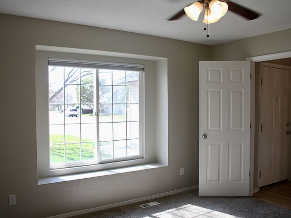 2nd image of 1828 W Eaglecrest Dr