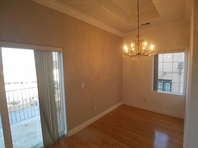 569 Merritt Ave — Photo 8