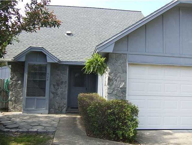 1st image of 924 Lawton Ct