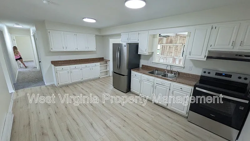 3 bed, 1.0 bath, 1142 sqft, $1,500 — Photo 2