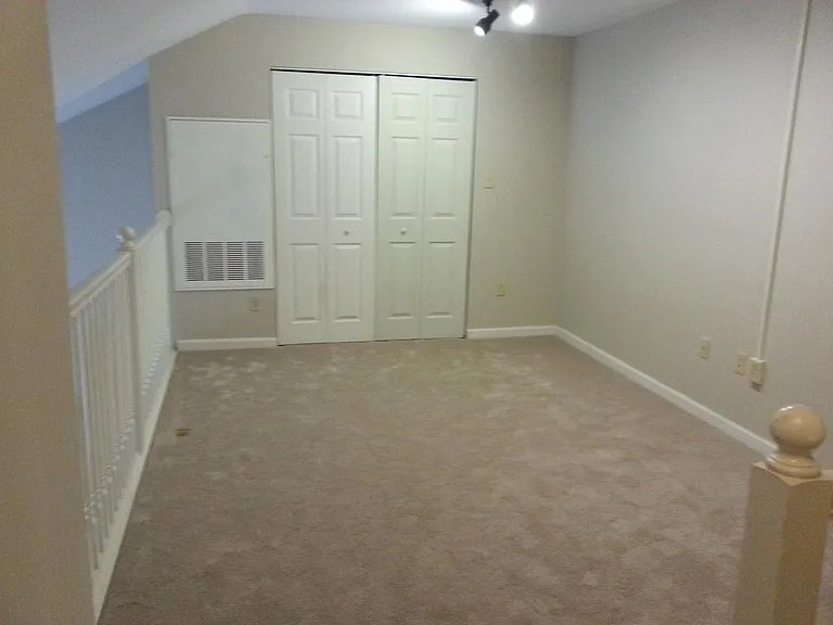 216 sq/ft Loft with closet perfect as 3d bedroom , guest room, or office