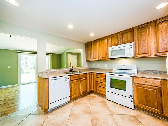 4th image of 985 Greenfield Ave