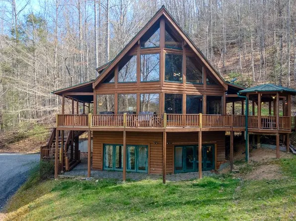 712 Smoky Cove Rd, Whittier, NC 28789