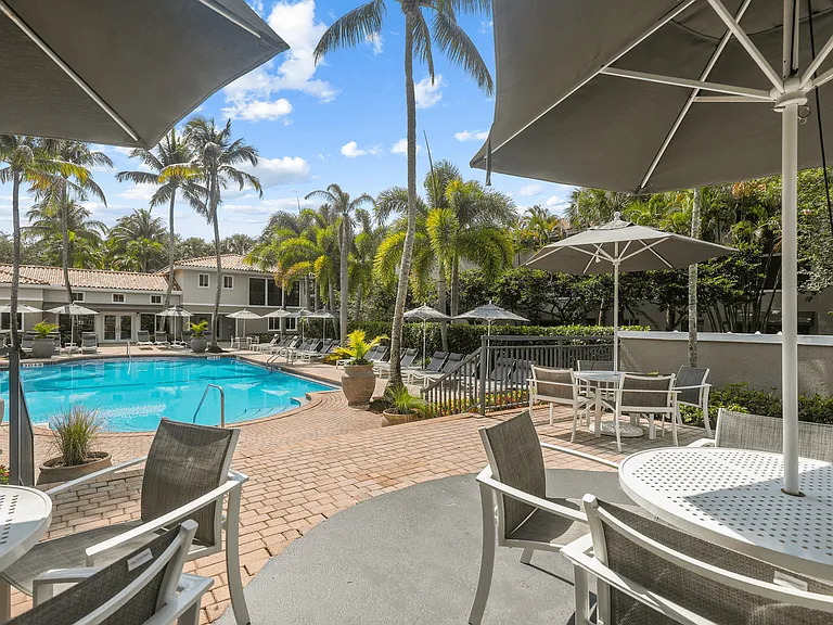 Coconut Palm Club Apartments — Photo 11