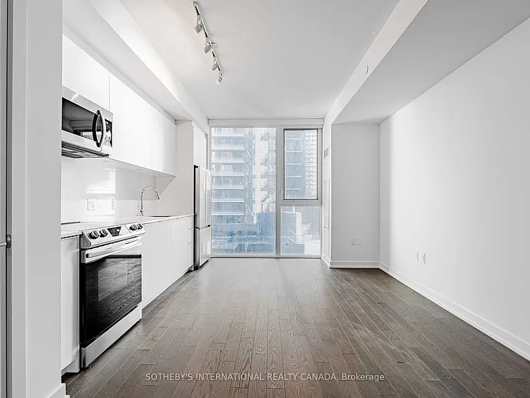 357 King St W #806 — Photo 6