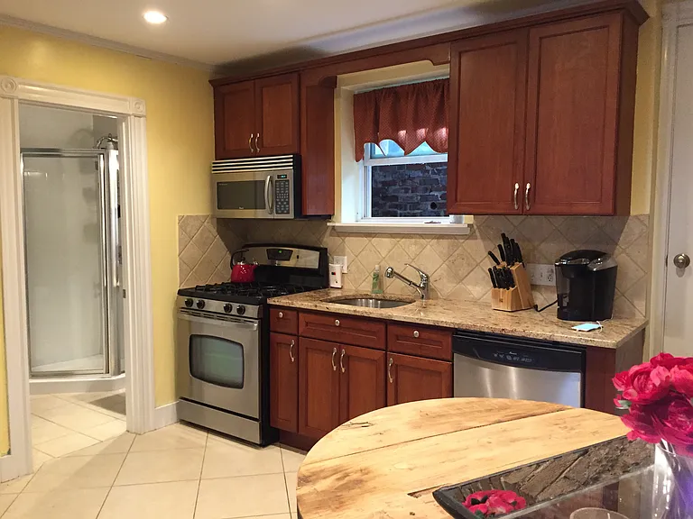 31 Russell St #1 — Photo 5