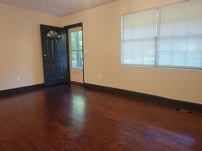 710 Dailey Ave — Photo 6