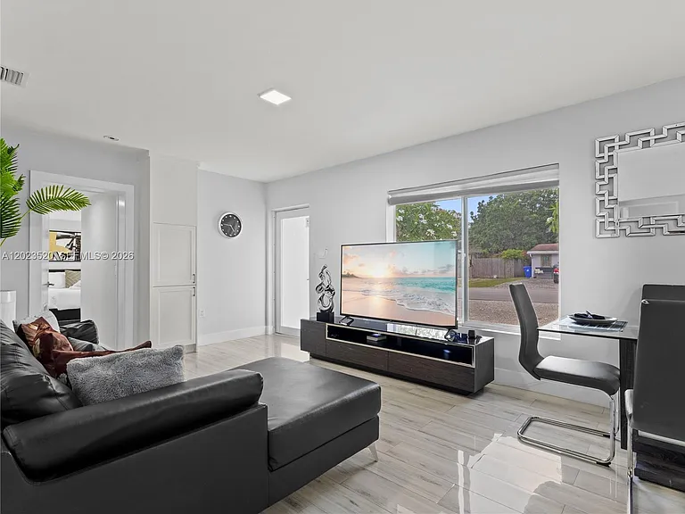 1431 SW 29th St — Photo 6