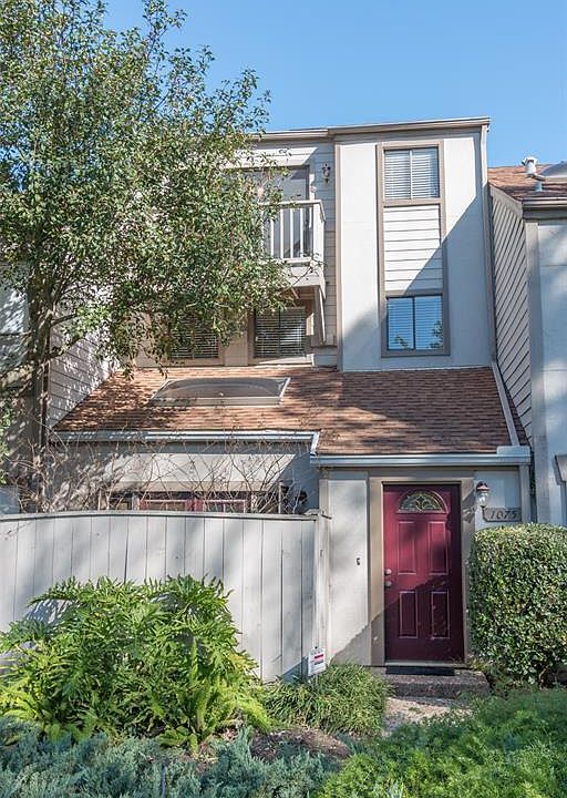 1st image of 1075 Country Place Dr