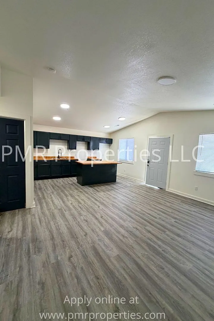 3 Bedrooms / 2 Bathrooms House — Photo 2