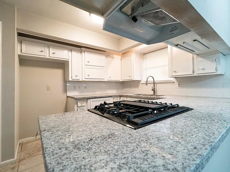 18746 Wood Glen Ln — Photo 16