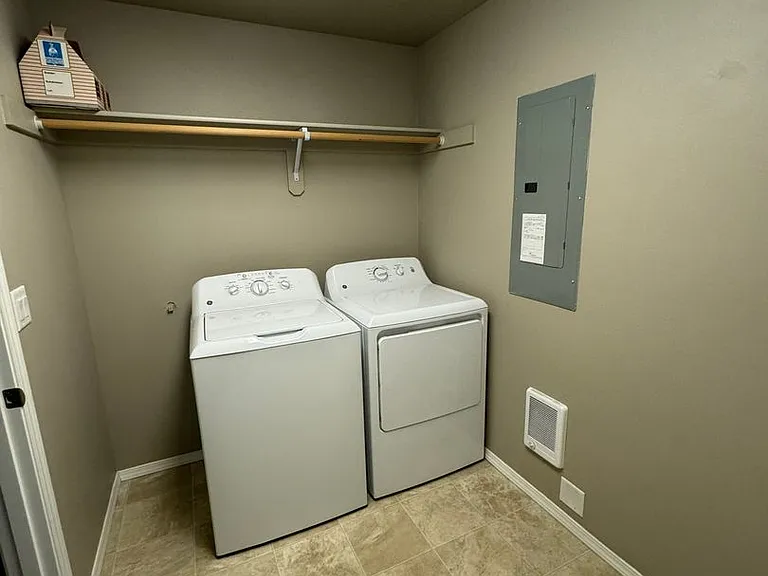 995 N Pacific Hwy #99 — Photo 17