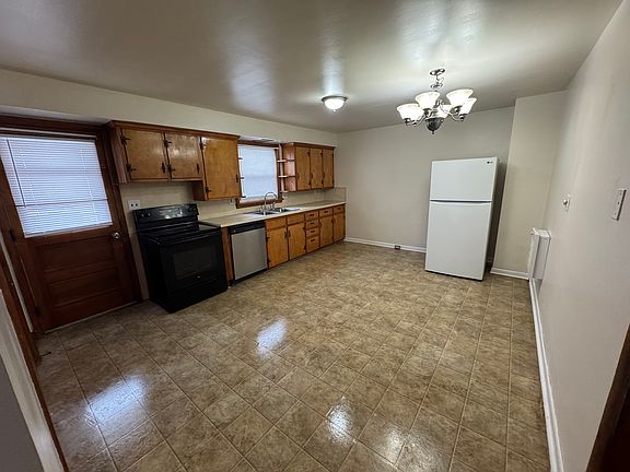 Spacious Kitchen: Stove, Dishwasher & Fridge included