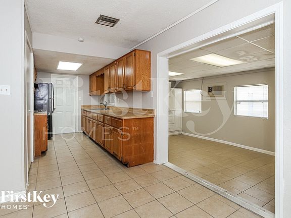 5th image of 705 Vincent Dr