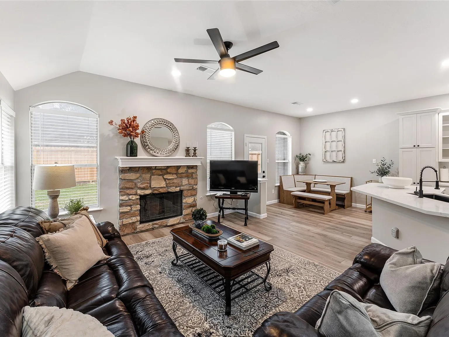 3 bed, 2.0 bath, 1646 sqft, $3,300 — Photo 4