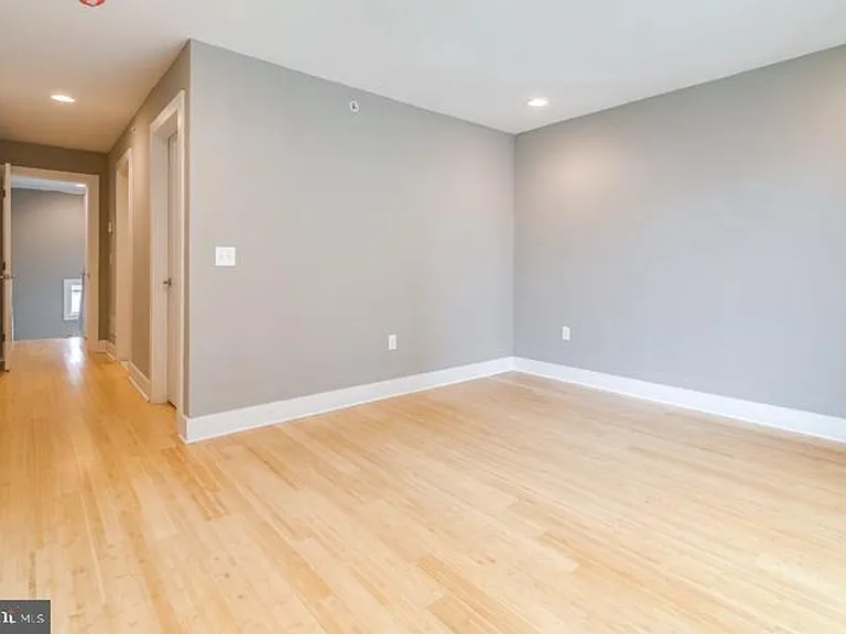 133 E Allen St — Photo 10
