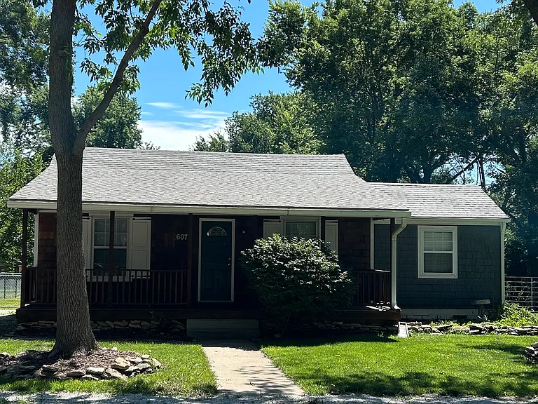 607 SE Howard Ave — Photo 1