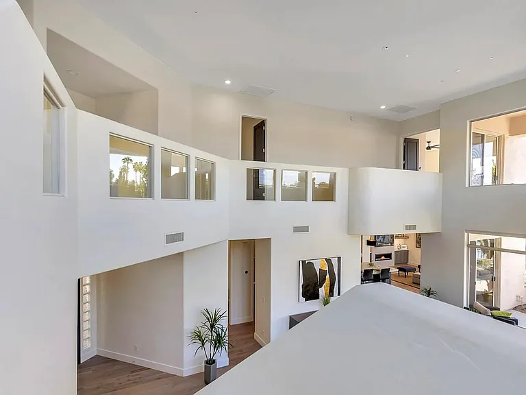 E Cochise Dr — Photo 8