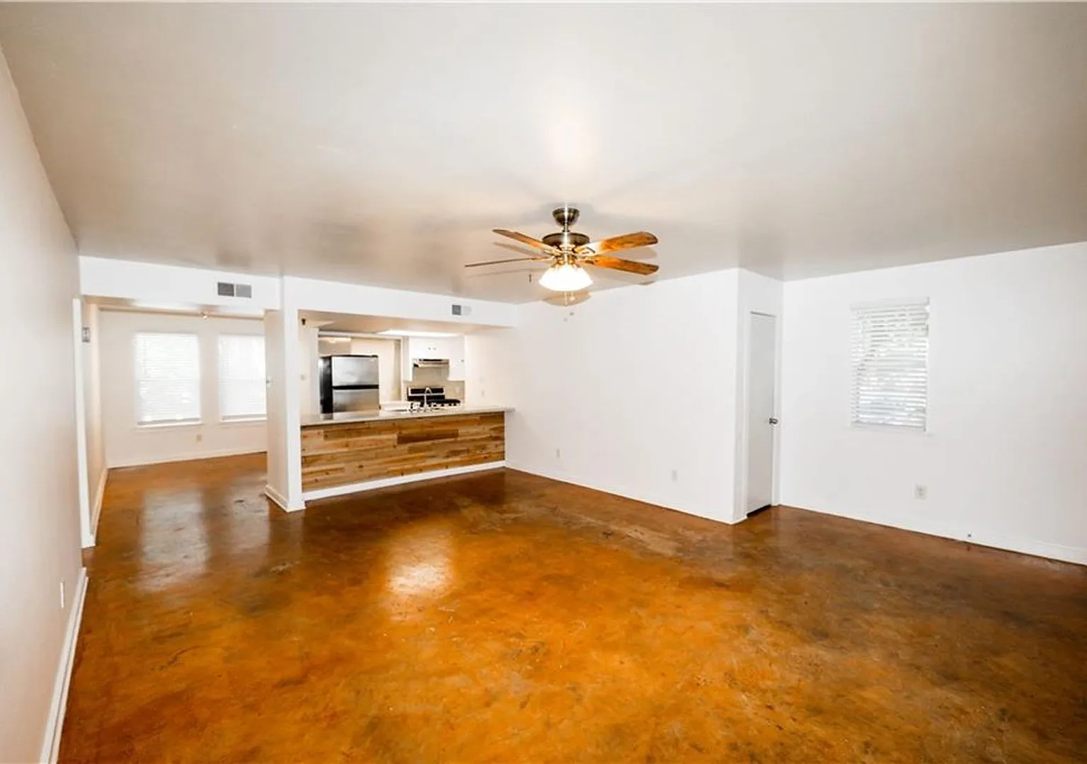 Clarkesville 2 Bed 1 Bath Available Now! — Photo 2