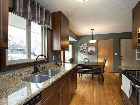 5th image of 13692 Fairlawn Ave