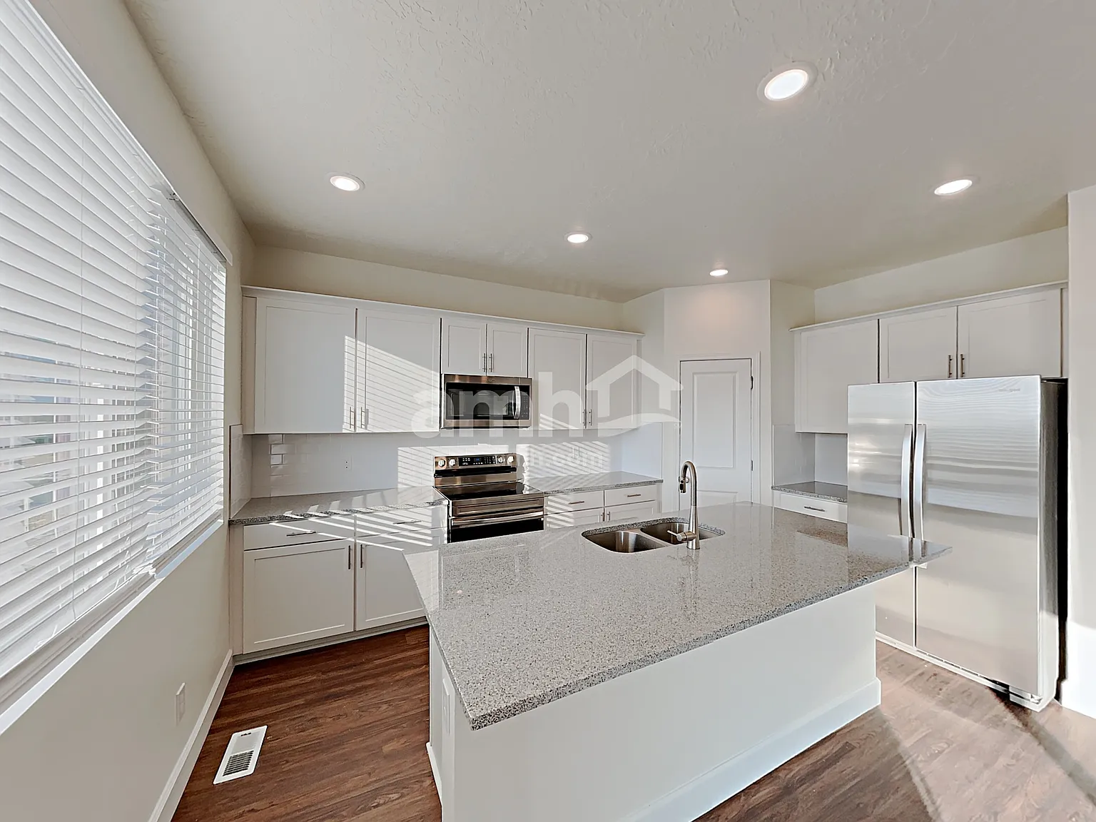 4 bed, 3.5 bath, 2455 sqft, $3,005 — Photo 4