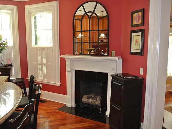 5th image of 139 W Elm St