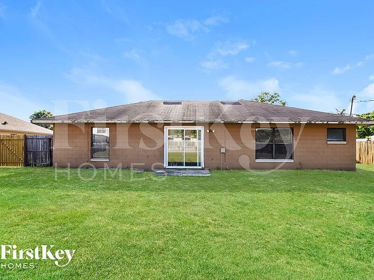 1051 Shepherd Ave — Photo 17