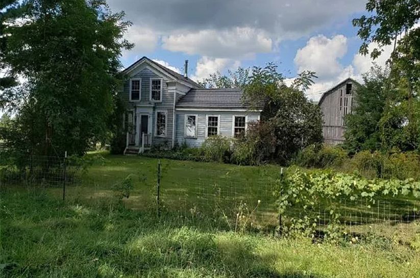 Street View of House w/Barn