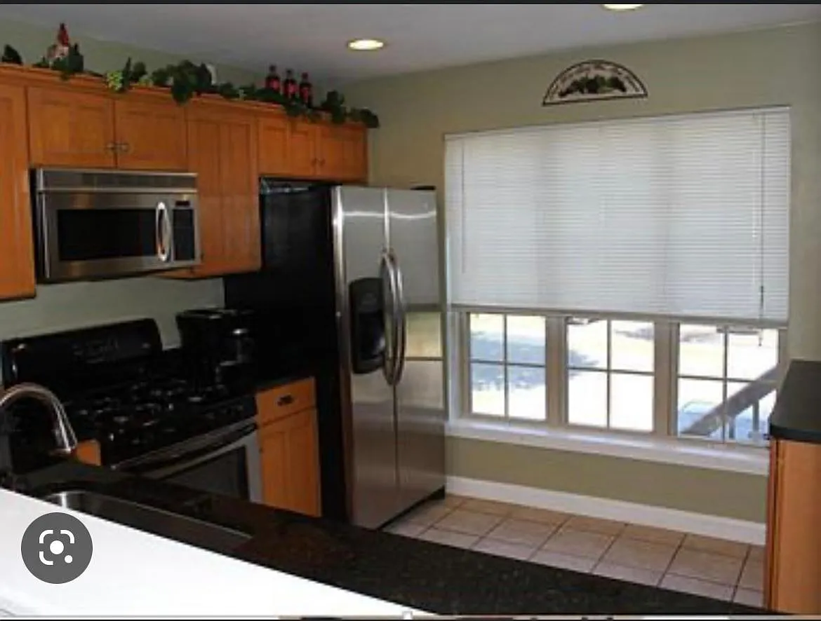 3 bed, 1.5 bath, 2100 sqft, $3,400 — Photo 2