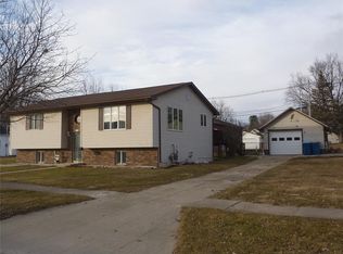 1106 13th St, Belle Plaine, IA 52208
