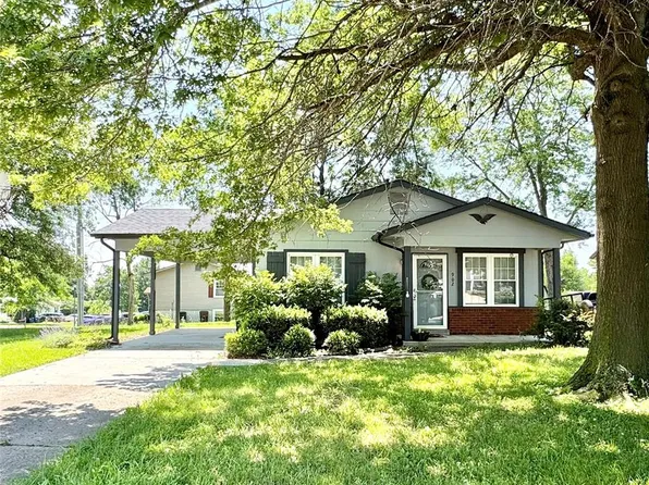 902 Countryside Dr, Troy, MO 63379