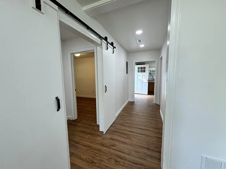 719 E College St — Photo 3