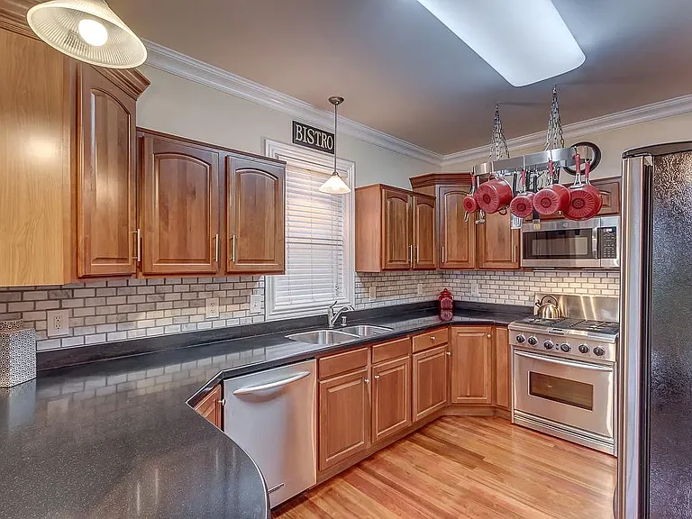909 Village Green Ave — Photo 10