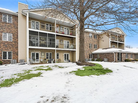 2nd image of 401 SE Delaware Ave Unit 306