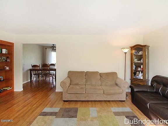 5th image of 4045 Chadwick Ave NE
