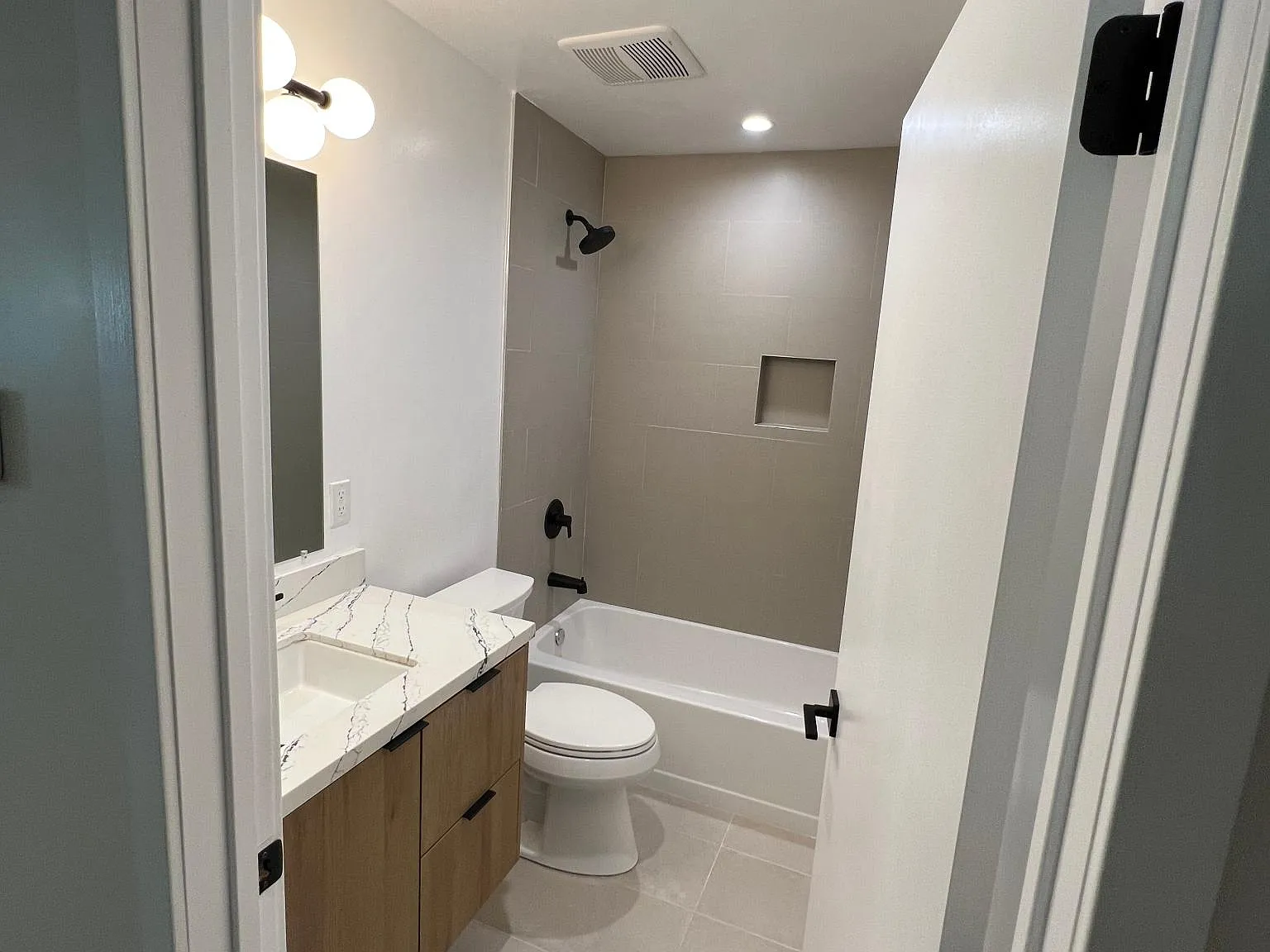 2 bed, 1100 sqft, $4,800 — Photo 3