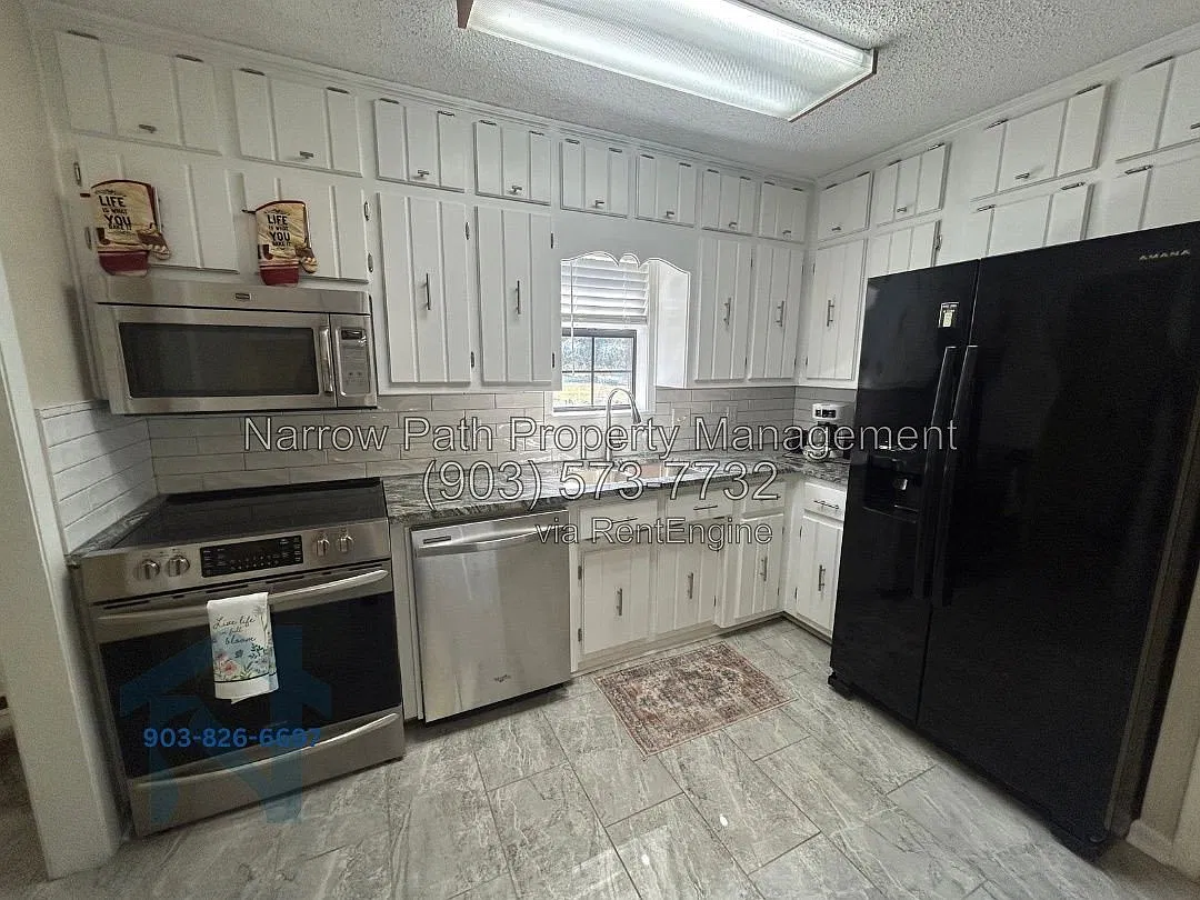 3 bed, 2.5 bath, 1957 sqft, $2,200 — Photo 3