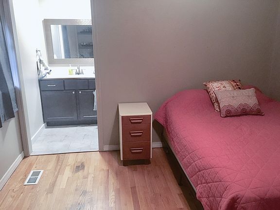4th image of 1720 Oxford Way