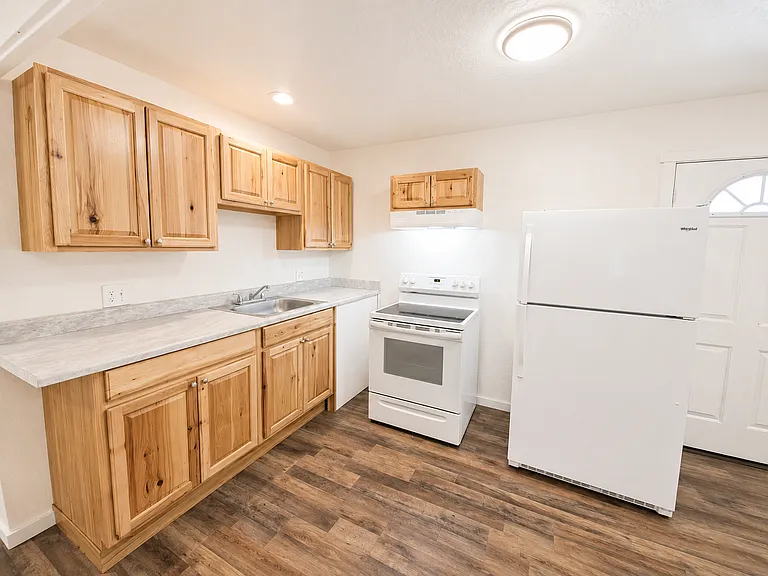 1060 N Lincoln Way — Photo 3