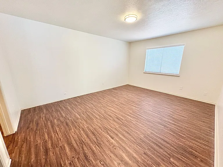 658 Stonehenge Dr — Photo 10