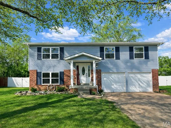 8 Creekwood Dr, Saint Peters, MO 63376