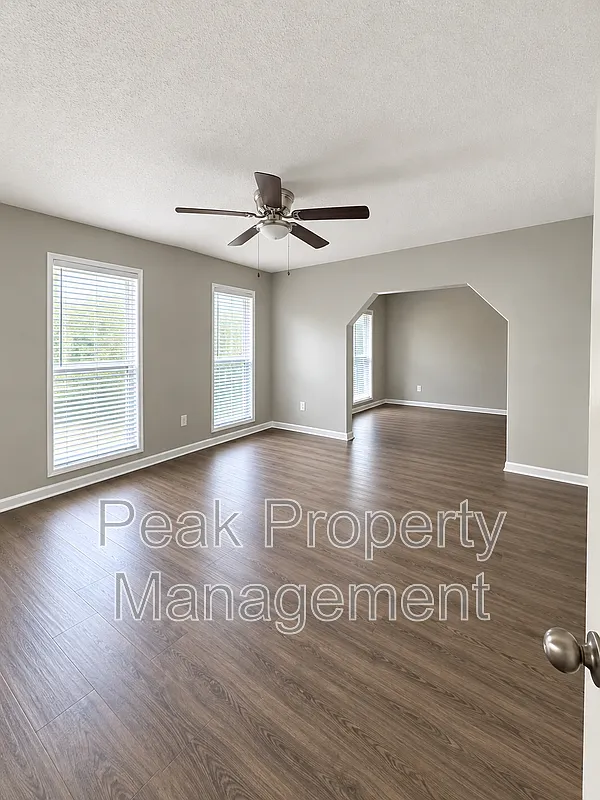 3 bed, 1.0 bath, 1100 sqft, $1,350 — Photo 3