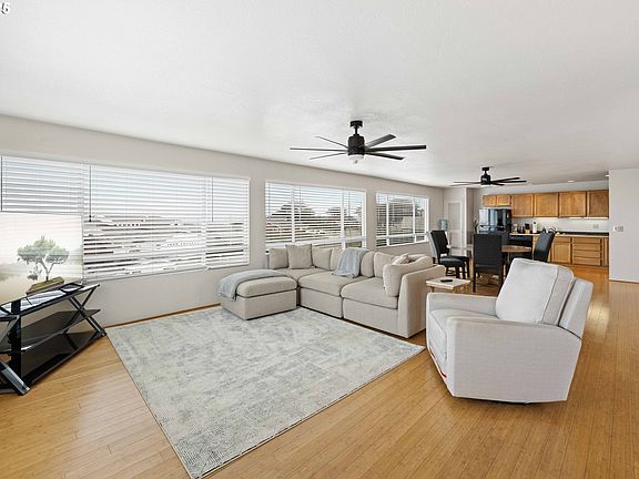 5th image of 875 Ocean Dr SW