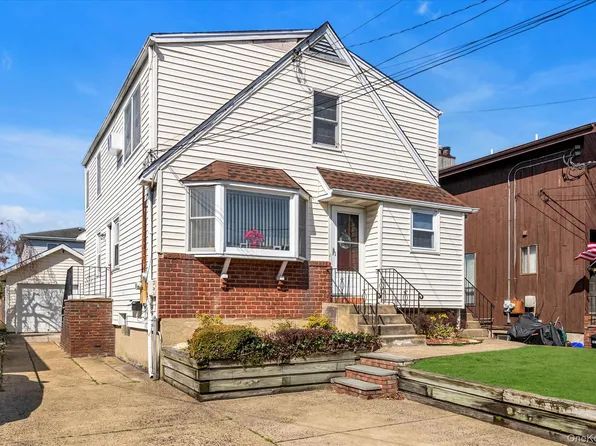 9 Graywood Rd, Port Washington, NY 11050