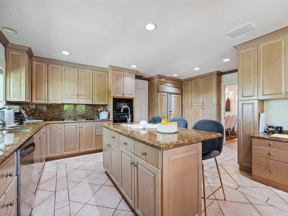 4th image of 610 Marquesa Dr