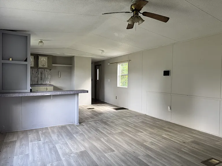 406 Ravenwood Dr — Photo 1