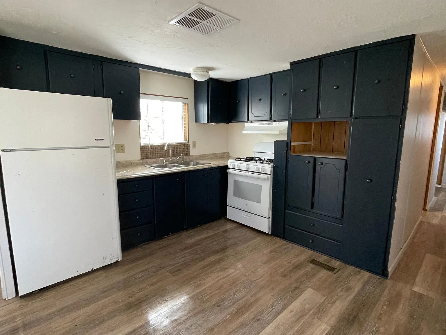 3 bed, 600 sqft, $1,300 — Photo 4