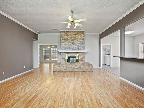 4th image of 2207 Summit Dr