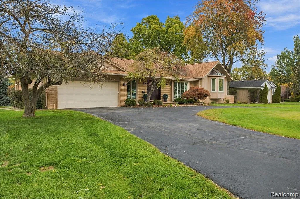 3 bed, 4.0 bath, 3715 sqft, $5,800 — Photo 4